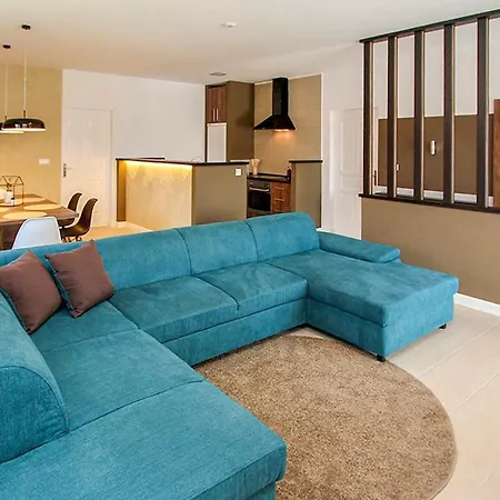 Beautiful In W/ Outdoor Swimming Pool And 3 Bedrooms *