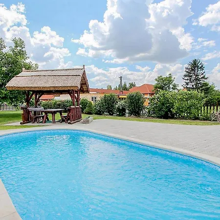 Beautiful In W/ Outdoor Swimming Pool And 3 Bedrooms Nyaraló